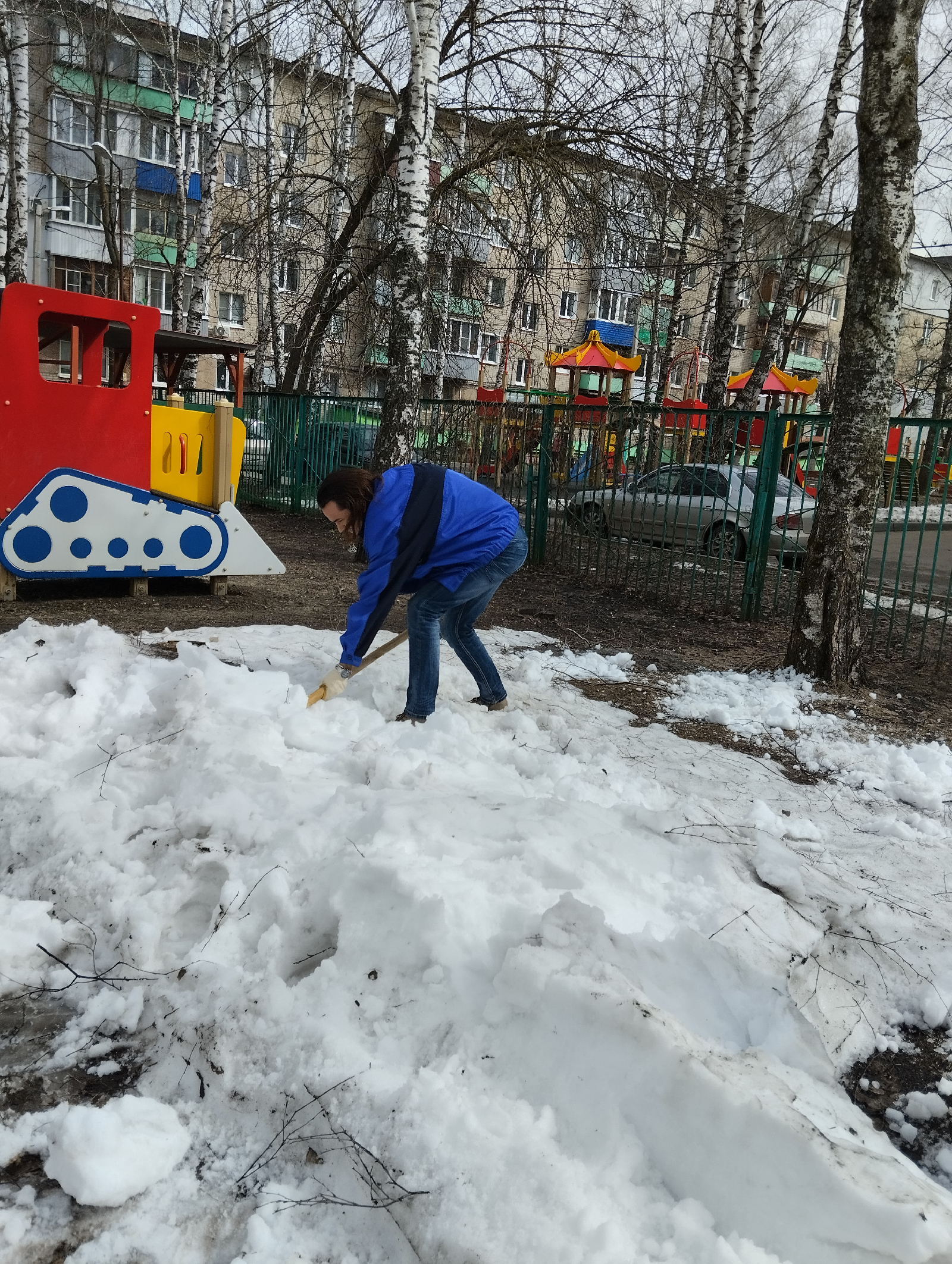 03.04.24 в рамках волонтёрской деятельности студенты каф. СЛПиМ, гр.22МОС1 Бижанов Дмитрий, Юрасов Артем и гр.21 МОЛ1 Сластухин Владислав оказали помощь в рыхлении снега МБДОУ детскому саду №109, г. Пензы Планета детства.